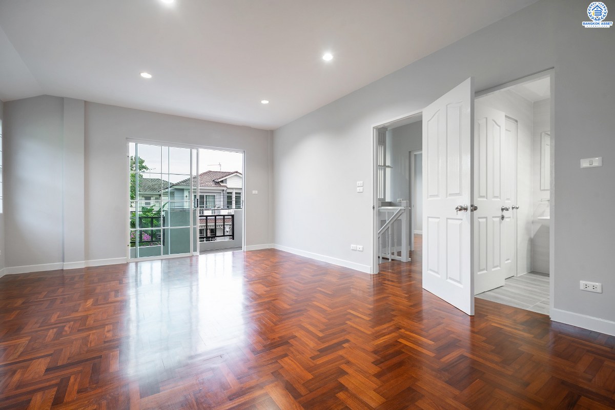 บ้านมือสองตกแต่งใหม่ คุณภาพ L&H โครงการ ชลลดา วงแหวน-รัตนาธิเบศร์ โซนใกล้ทะเลสาบ ตกแต่งสวยสไตล์อบอุ่น เนื้อที่ 53.6 ตร.ว. พร้อมอยู่! ฟังก์ชั่น 3 ห้องนอน 2 ห้องน้ำ รองรับครอบครัวใหญ่ สิ่งอำนวยความสะดวกภายในโครงการครบครัน บนทำเลศักยภาพ ติดถนนใหญ่ ใกล้ถ.กาญจนาภิเษก เพียง 10 นาทีถึงรถไฟฟ้าสถานีคลองบางไผ่