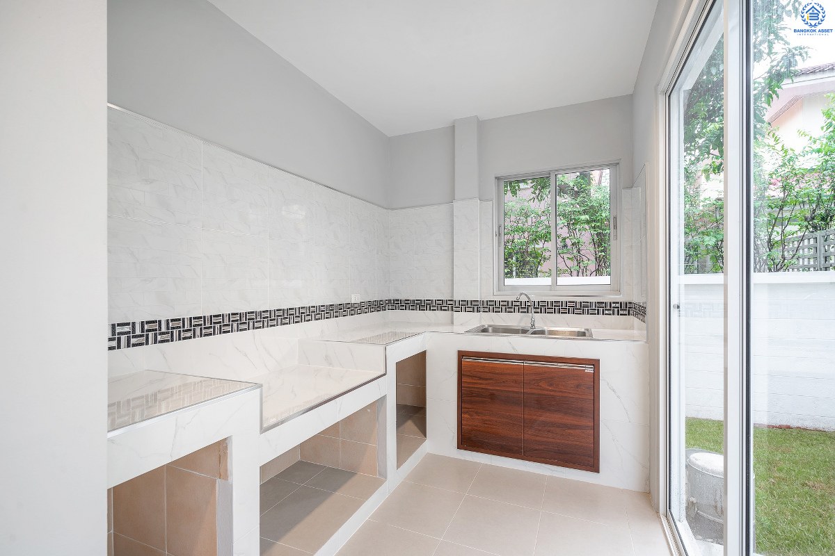 บ้านมือสองตกแต่งใหม่ คุณภาพ L&H โครงการ ชลลดา วงแหวน-รัตนาธิเบศร์ โซนใกล้ทะเลสาบ ตกแต่งสวยสไตล์อบอุ่น เนื้อที่ 53.6 ตร.ว. พร้อมอยู่! ฟังก์ชั่น 3 ห้องนอน 2 ห้องน้ำ รองรับครอบครัวใหญ่ สิ่งอำนวยความสะดวกภายในโครงการครบครัน บนทำเลศักยภาพ ติดถนนใหญ่ ใกล้ถ.กาญจนาภิเษก เพียง 10 นาทีถึงรถไฟฟ้าสถานีคลองบางไผ่