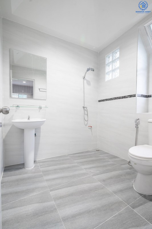 บ้านมือสองตกแต่งใหม่ คุณภาพ L&H โครงการ ชลลดา วงแหวน-รัตนาธิเบศร์ โซนใกล้ทะเลสาบ ตกแต่งสวยสไตล์อบอุ่น เนื้อที่ 53.6 ตร.ว. พร้อมอยู่! ฟังก์ชั่น 3 ห้องนอน 2 ห้องน้ำ รองรับครอบครัวใหญ่ สิ่งอำนวยความสะดวกภายในโครงการครบครัน บนทำเลศักยภาพ ติดถนนใหญ่ ใกล้ถ.กาญจนาภิเษก เพียง 10 นาทีถึงรถไฟฟ้าสถานีคลองบางไผ่