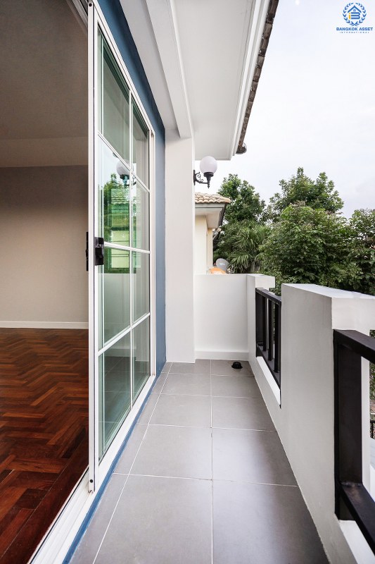 บ้านมือสองตกแต่งใหม่ คุณภาพ L&H โครงการ ชลลดา วงแหวน-รัตนาธิเบศร์ โซนใกล้ทะเลสาบ ตกแต่งสวยสไตล์อบอุ่น เนื้อที่ 53.6 ตร.ว. พร้อมอยู่! ฟังก์ชั่น 3 ห้องนอน 2 ห้องน้ำ รองรับครอบครัวใหญ่ สิ่งอำนวยความสะดวกภายในโครงการครบครัน บนทำเลศักยภาพ ติดถนนใหญ่ ใกล้ถ.กาญจนาภิเษก เพียง 10 นาทีถึงรถไฟฟ้าสถานีคลองบางไผ่