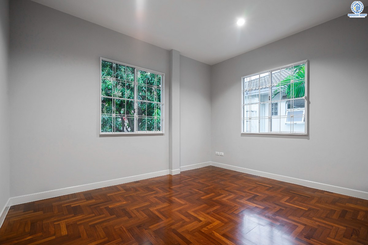 บ้านมือสองตกแต่งใหม่ คุณภาพ L&H โครงการ ชลลดา วงแหวน-รัตนาธิเบศร์ โซนใกล้ทะเลสาบ ตกแต่งสวยสไตล์อบอุ่น เนื้อที่ 53.6 ตร.ว. พร้อมอยู่! ฟังก์ชั่น 3 ห้องนอน 2 ห้องน้ำ รองรับครอบครัวใหญ่ สิ่งอำนวยความสะดวกภายในโครงการครบครัน บนทำเลศักยภาพ ติดถนนใหญ่ ใกล้ถ.กาญจนาภิเษก เพียง 10 นาทีถึงรถไฟฟ้าสถานีคลองบางไผ่