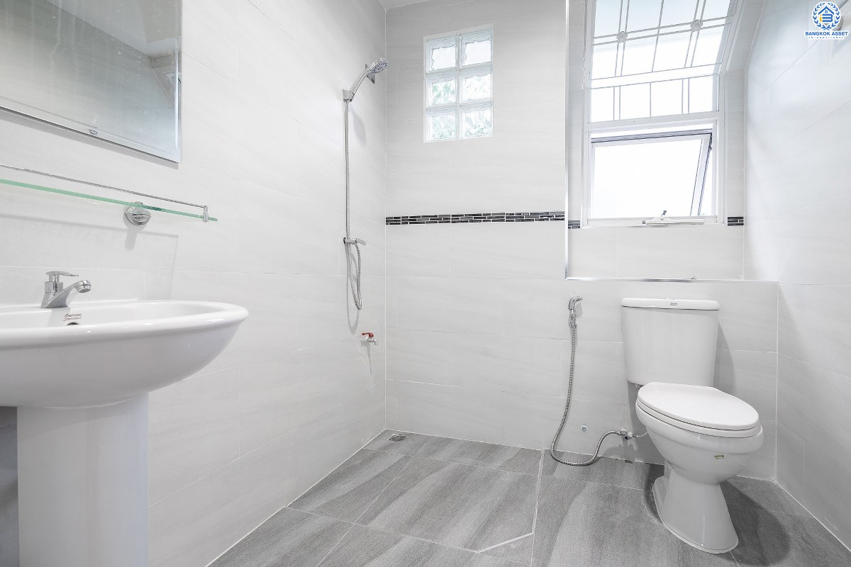 บ้านมือสองตกแต่งใหม่ คุณภาพ L&H โครงการ ชลลดา วงแหวน-รัตนาธิเบศร์ โซนใกล้ทะเลสาบ ตกแต่งสวยสไตล์อบอุ่น เนื้อที่ 53.6 ตร.ว. พร้อมอยู่! ฟังก์ชั่น 3 ห้องนอน 2 ห้องน้ำ รองรับครอบครัวใหญ่ สิ่งอำนวยความสะดวกภายในโครงการครบครัน บนทำเลศักยภาพ ติดถนนใหญ่ ใกล้ถ.กาญจนาภิเษก เพียง 10 นาทีถึงรถไฟฟ้าสถานีคลองบางไผ่