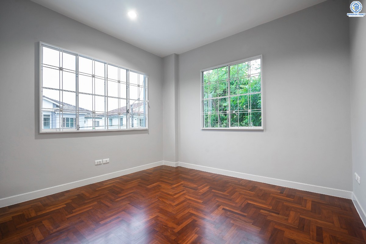 บ้านมือสองตกแต่งใหม่ คุณภาพ L&H โครงการ ชลลดา วงแหวน-รัตนาธิเบศร์ โซนใกล้ทะเลสาบ ตกแต่งสวยสไตล์อบอุ่น เนื้อที่ 53.6 ตร.ว. พร้อมอยู่! ฟังก์ชั่น 3 ห้องนอน 2 ห้องน้ำ รองรับครอบครัวใหญ่ สิ่งอำนวยความสะดวกภายในโครงการครบครัน บนทำเลศักยภาพ ติดถนนใหญ่ ใกล้ถ.กาญจนาภิเษก เพียง 10 นาทีถึงรถไฟฟ้าสถานีคลองบางไผ่