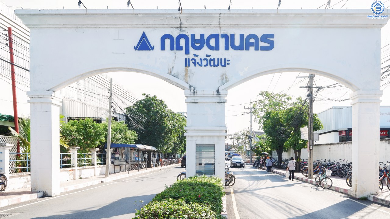 บ้านเดี่ยวมือสองนนทบุรี เนื้อที่ 44 ตร.ว. โครงการ กฤษดานคร ติดถนนแจ้งวัฒนะ ห่างจากเซ็นทรัลฯ เพียง 900 เมตร สุดคุ้ม! กับบ้านพร้อมอยู่ ฟังก์ชั่น 3นอน 2น้ำ แถมแอร์ 3 เครื่อง บนทำเลหายาก รองรับรถไฟฟ้าสายสีชมพู ใกล้ทางด่วน และเมืองทองธานี ...เปิดจองแล้ววันนี้