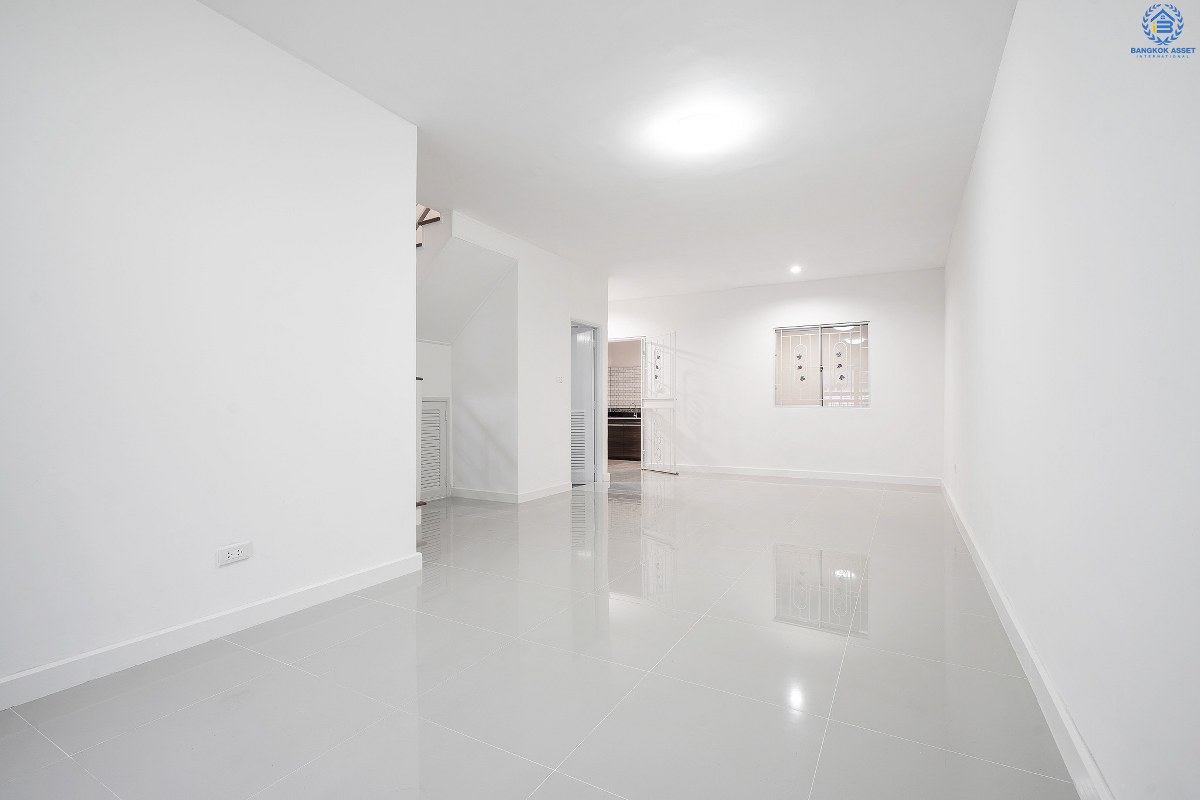 บ้านมือสองตกแต่งใหม่ ม.พฤกษาวิลล์19 ปิ่นเกล้า-วงแหวน ฟังก์ชั่นครบ ดีไซน์ตอบโจทย์คนรุ่นใหม่!! เนื้อที่ 19.7 ตร.ว. 3นอน 2น้ำ มีครัวเคาน์เตอร์+ที่จอดรถส่วนตัว พื้นที่ใช้สอยที่กว้างขวาง ตั้งอยู่บนทำเลเดินทางสะดวก เชื่อมต่อสู่ตัวเมืองด้วย ถ.กาญจนาภิเษก ใกล้เซ็นทรัลเวสต์เกต รถไฟฟ้า และจุดขึ้นทางด่วน "ศรีรัช"