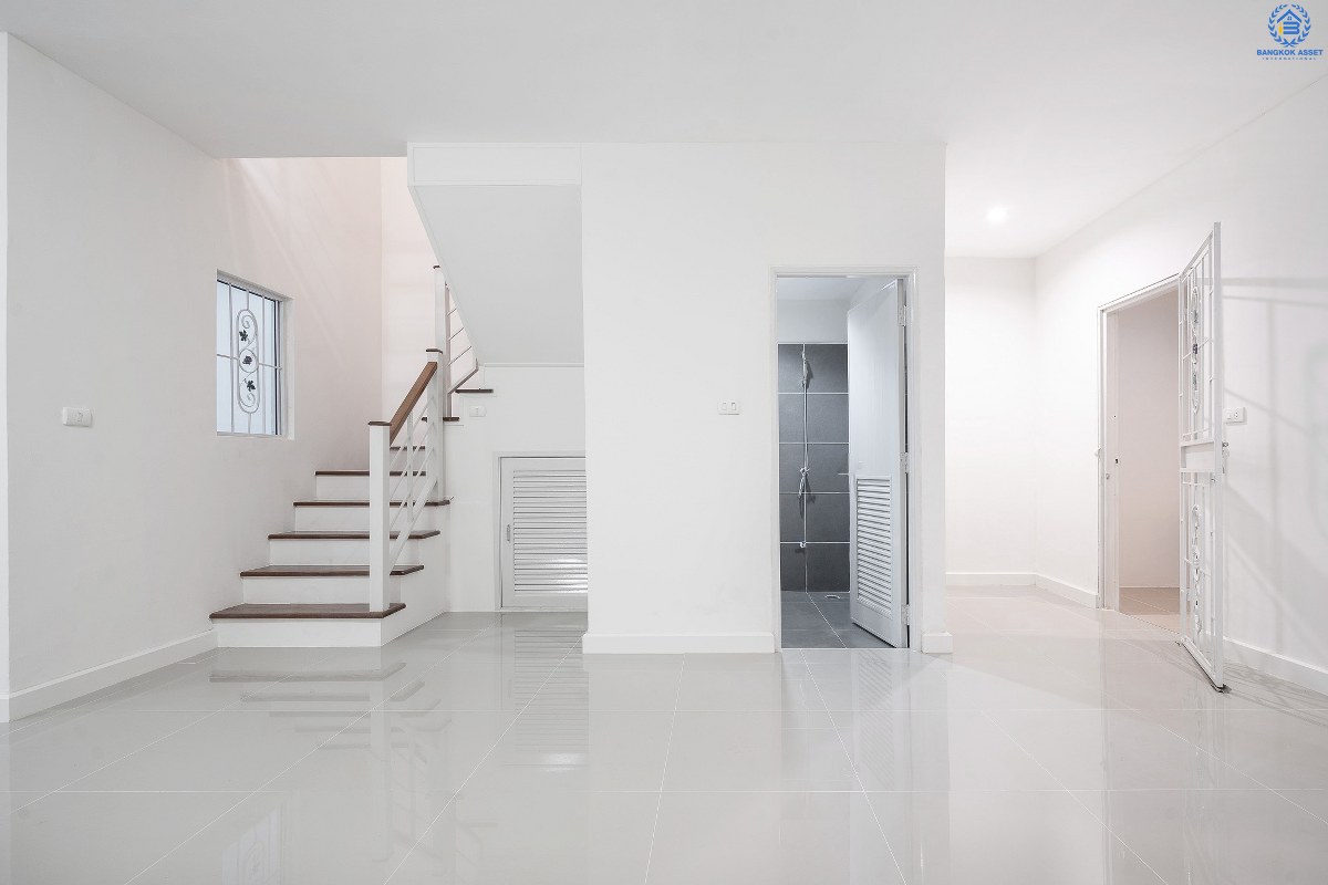 บ้านมือสองตกแต่งใหม่ ม.พฤกษาวิลล์19 ปิ่นเกล้า-วงแหวน ฟังก์ชั่นครบ ดีไซน์ตอบโจทย์คนรุ่นใหม่!! เนื้อที่ 19.7 ตร.ว. 3นอน 2น้ำ มีครัวเคาน์เตอร์+ที่จอดรถส่วนตัว พื้นที่ใช้สอยที่กว้างขวาง ตั้งอยู่บนทำเลเดินทางสะดวก เชื่อมต่อสู่ตัวเมืองด้วย ถ.กาญจนาภิเษก ใกล้เซ็นทรัลเวสต์เกต รถไฟฟ้า และจุดขึ้นทางด่วน "ศรีรัช"