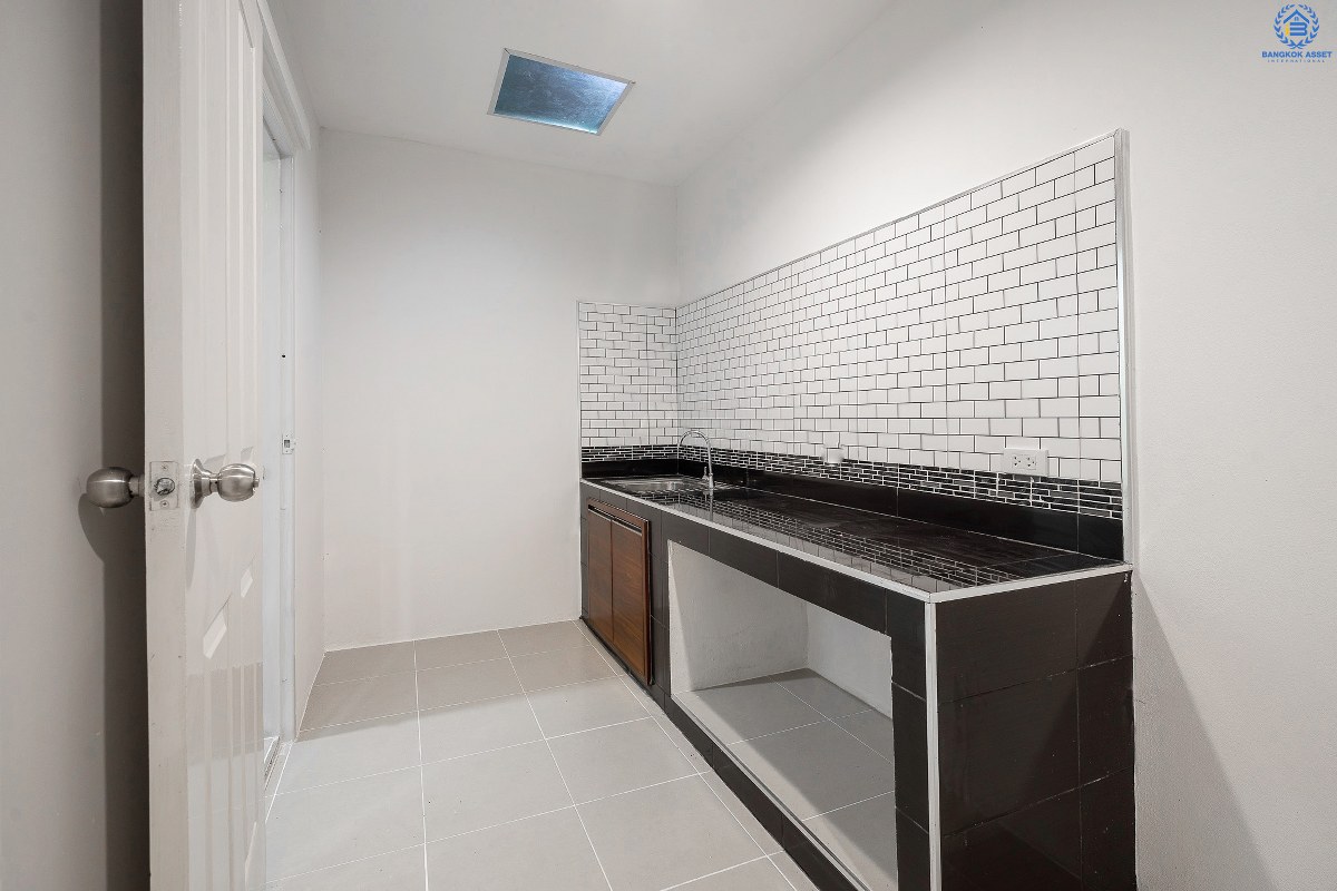 บ้านมือสองตกแต่งใหม่ ม.พฤกษาวิลล์19 ปิ่นเกล้า-วงแหวน ฟังก์ชั่นครบ ดีไซน์ตอบโจทย์คนรุ่นใหม่!! เนื้อที่ 19.7 ตร.ว. 3นอน 2น้ำ มีครัวเคาน์เตอร์+ที่จอดรถส่วนตัว พื้นที่ใช้สอยที่กว้างขวาง ตั้งอยู่บนทำเลเดินทางสะดวก เชื่อมต่อสู่ตัวเมืองด้วย ถ.กาญจนาภิเษก ใกล้เซ็นทรัลเวสต์เกต รถไฟฟ้า และจุดขึ้นทางด่วน "ศรีรัช"