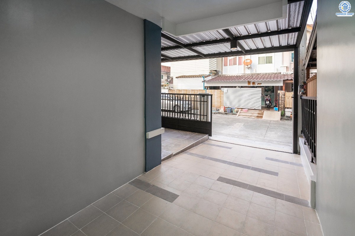 บ้านมือสองตกแต่งใหม่ ม.พฤกษาวิลล์19 ปิ่นเกล้า-วงแหวน ฟังก์ชั่นครบ ดีไซน์ตอบโจทย์คนรุ่นใหม่!! เนื้อที่ 19.7 ตร.ว. 3นอน 2น้ำ มีครัวเคาน์เตอร์+ที่จอดรถส่วนตัว พื้นที่ใช้สอยที่กว้างขวาง ตั้งอยู่บนทำเลเดินทางสะดวก เชื่อมต่อสู่ตัวเมืองด้วย ถ.กาญจนาภิเษก ใกล้เซ็นทรัลเวสต์เกต รถไฟฟ้า และจุดขึ้นทางด่วน "ศรีรัช"