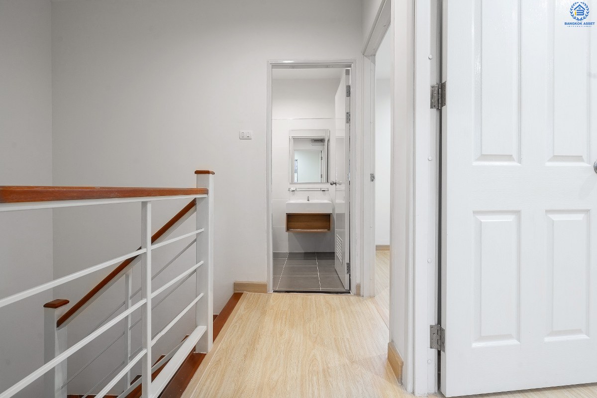 บ้านมือสองตกแต่งใหม่ ม.พฤกษาวิลล์19 ปิ่นเกล้า-วงแหวน ฟังก์ชั่นครบ ดีไซน์ตอบโจทย์คนรุ่นใหม่!! เนื้อที่ 19.7 ตร.ว. 3นอน 2น้ำ มีครัวเคาน์เตอร์+ที่จอดรถส่วนตัว พื้นที่ใช้สอยที่กว้างขวาง ตั้งอยู่บนทำเลเดินทางสะดวก เชื่อมต่อสู่ตัวเมืองด้วย ถ.กาญจนาภิเษก ใกล้เซ็นทรัลเวสต์เกต รถไฟฟ้า และจุดขึ้นทางด่วน "ศรีรัช"