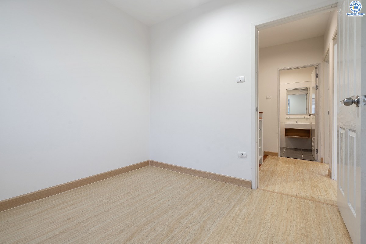 บ้านมือสองตกแต่งใหม่ ม.พฤกษาวิลล์19 ปิ่นเกล้า-วงแหวน ฟังก์ชั่นครบ ดีไซน์ตอบโจทย์คนรุ่นใหม่!! เนื้อที่ 19.7 ตร.ว. 3นอน 2น้ำ มีครัวเคาน์เตอร์+ที่จอดรถส่วนตัว พื้นที่ใช้สอยที่กว้างขวาง ตั้งอยู่บนทำเลเดินทางสะดวก เชื่อมต่อสู่ตัวเมืองด้วย ถ.กาญจนาภิเษก ใกล้เซ็นทรัลเวสต์เกต รถไฟฟ้า และจุดขึ้นทางด่วน "ศรีรัช"