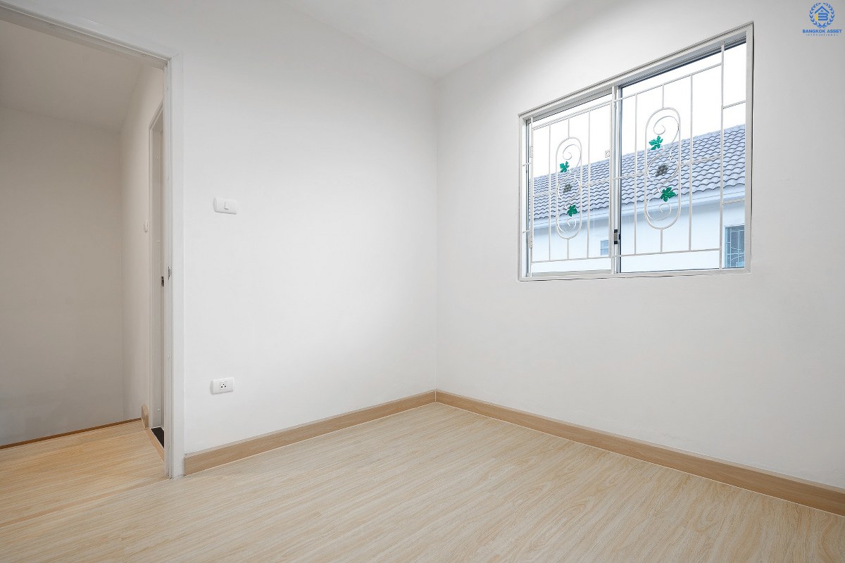 บ้านมือสองตกแต่งใหม่ ม.พฤกษาวิลล์19 ปิ่นเกล้า-วงแหวน ฟังก์ชั่นครบ ดีไซน์ตอบโจทย์คนรุ่นใหม่!! เนื้อที่ 19.7 ตร.ว. 3นอน 2น้ำ มีครัวเคาน์เตอร์+ที่จอดรถส่วนตัว พื้นที่ใช้สอยที่กว้างขวาง ตั้งอยู่บนทำเลเดินทางสะดวก เชื่อมต่อสู่ตัวเมืองด้วย ถ.กาญจนาภิเษก ใกล้เซ็นทรัลเวสต์เกต รถไฟฟ้า และจุดขึ้นทางด่วน "ศรีรัช"