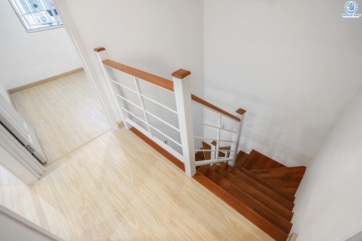 บ้านมือสองตกแต่งใหม่ ม.พฤกษาวิลล์19 ปิ่นเกล้า-วงแหวน ฟังก์ชั่นครบ ดีไซน์ตอบโจทย์คนรุ่นใหม่!! เนื้อที่ 19.7 ตร.ว. 3นอน 2น้ำ มีครัวเคาน์เตอร์+ที่จอดรถส่วนตัว พื้นที่ใช้สอยที่กว้างขวาง ตั้งอยู่บนทำเลเดินทางสะดวก เชื่อมต่อสู่ตัวเมืองด้วย ถ.กาญจนาภิเษก ใกล้เซ็นทรัลเวสต์เกต รถไฟฟ้า และจุดขึ้นทางด่วน "ศรีรัช"