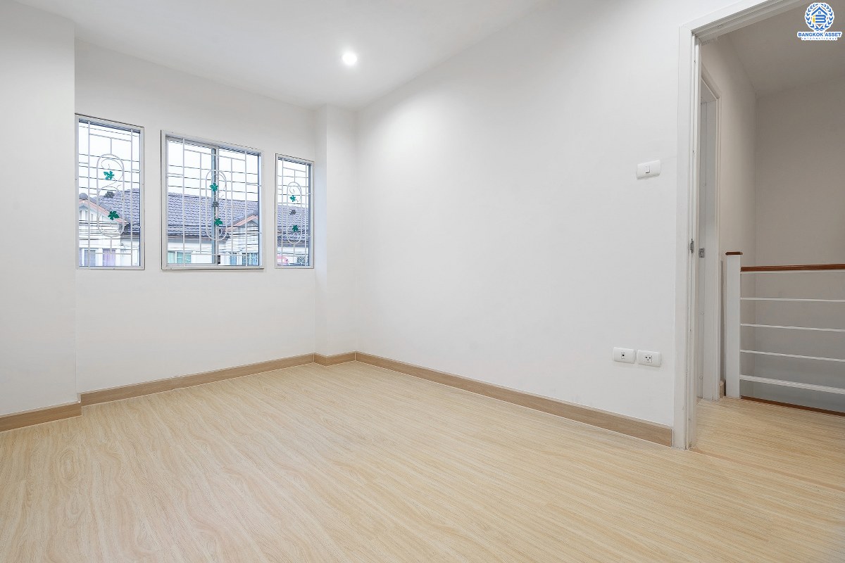 บ้านมือสองตกแต่งใหม่ ม.พฤกษาวิลล์19 ปิ่นเกล้า-วงแหวน ฟังก์ชั่นครบ ดีไซน์ตอบโจทย์คนรุ่นใหม่!! เนื้อที่ 19.7 ตร.ว. 3นอน 2น้ำ มีครัวเคาน์เตอร์+ที่จอดรถส่วนตัว พื้นที่ใช้สอยที่กว้างขวาง ตั้งอยู่บนทำเลเดินทางสะดวก เชื่อมต่อสู่ตัวเมืองด้วย ถ.กาญจนาภิเษก ใกล้เซ็นทรัลเวสต์เกต รถไฟฟ้า และจุดขึ้นทางด่วน "ศรีรัช"