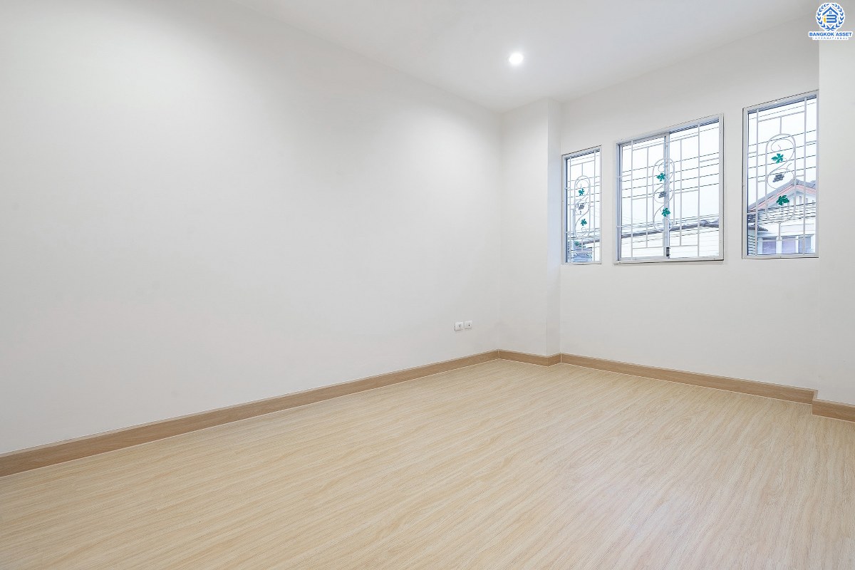 บ้านมือสองตกแต่งใหม่ ม.พฤกษาวิลล์19 ปิ่นเกล้า-วงแหวน ฟังก์ชั่นครบ ดีไซน์ตอบโจทย์คนรุ่นใหม่!! เนื้อที่ 19.7 ตร.ว. 3นอน 2น้ำ มีครัวเคาน์เตอร์+ที่จอดรถส่วนตัว พื้นที่ใช้สอยที่กว้างขวาง ตั้งอยู่บนทำเลเดินทางสะดวก เชื่อมต่อสู่ตัวเมืองด้วย ถ.กาญจนาภิเษก ใกล้เซ็นทรัลเวสต์เกต รถไฟฟ้า และจุดขึ้นทางด่วน "ศรีรัช"