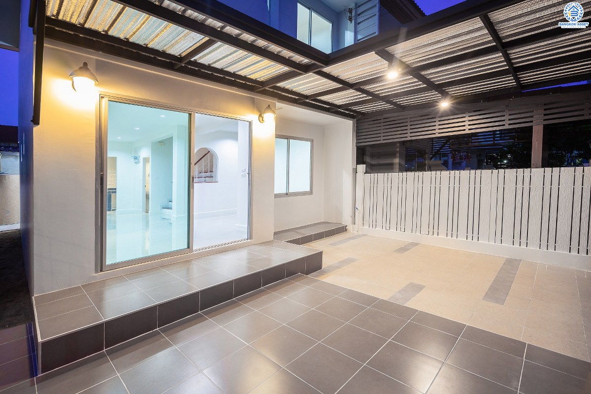 บ้านมือสองตกแต่งใหม่ ห้องมุม! ม.ศุภาลัยวิลล์ ปิ่นเกล้า-วงแหวน (ซ.วัดส้มเกลี้ยง) บ้านหลังใหญ่ เนื้อที่ 23.5 ตร.ว. ฟังก์ชั่น 3 ห้องนอน 2 ห้องน้ำ ตกแต่งพร้อมอยู่ ครบครันทุกการอยู่อาศัย บนทำเลสุดสะดวก เข้า-ออกได้หลายเส้นทาง ใกล้เซ็นทรัลเวสต์เกต และทางด่วน "กาญจนาภิเษก"