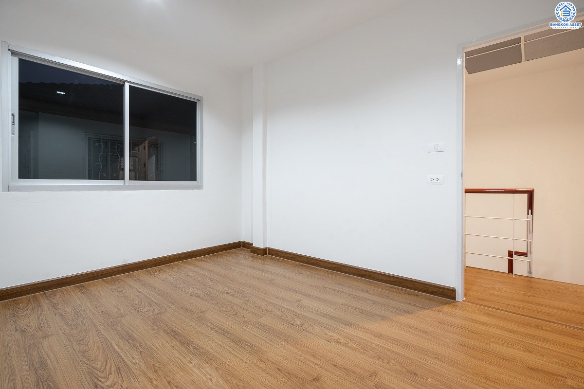 บ้านมือสองตกแต่งใหม่ ห้องมุม! ม.ศุภาลัยวิลล์ ปิ่นเกล้า-วงแหวน (ซ.วัดส้มเกลี้ยง) บ้านหลังใหญ่ เนื้อที่ 23.5 ตร.ว. ฟังก์ชั่น 3 ห้องนอน 2 ห้องน้ำ ตกแต่งพร้อมอยู่ ครบครันทุกการอยู่อาศัย บนทำเลสุดสะดวก เข้า-ออกได้หลายเส้นทาง ใกล้เซ็นทรัลเวสต์เกต และทางด่วน "กาญจนาภิเษก"