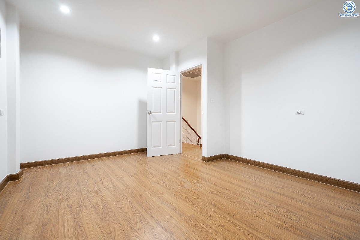 บ้านมือสองตกแต่งใหม่ ห้องมุม! ม.ศุภาลัยวิลล์ ปิ่นเกล้า-วงแหวน (ซ.วัดส้มเกลี้ยง) บ้านหลังใหญ่ เนื้อที่ 23.5 ตร.ว. ฟังก์ชั่น 3 ห้องนอน 2 ห้องน้ำ ตกแต่งพร้อมอยู่ ครบครันทุกการอยู่อาศัย บนทำเลสุดสะดวก เข้า-ออกได้หลายเส้นทาง ใกล้เซ็นทรัลเวสต์เกต และทางด่วน "กาญจนาภิเษก"