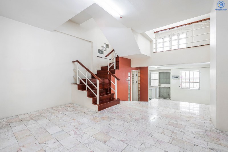 ทาวน์โฮม 3 ชั้น ทำเลย่านดอนเมือง! ม.เศรณี สรงประภา-ดอนเมือง (เนื้อที่ 27.6 ตร.ว.) บ้านพร้อมอยู่ เล่นระดับพื้นภายในแบ่งเป็นสัดส่วนชัดเจน! ฟังก์ชั่น 4นอน 3น้ำ พร้อมบิ้วอินท์ครัวเคาน์เตอร์ บนทำเลเดินทางสะดวก เข้า-ออกได้ทั้งสรงประภา , แจ้งวัฒนะ และวิภาวดี ใกล้สนามบินดอนเมือง , ทางด่วนศรีสมาน และรถไฟฟ้าสถานี "ดอนเมือง"