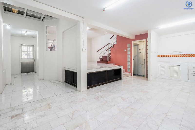 ทาวน์โฮม 3 ชั้น ทำเลย่านดอนเมือง! ม.เศรณี สรงประภา-ดอนเมือง (เนื้อที่ 27.6 ตร.ว.) บ้านพร้อมอยู่ เล่นระดับพื้นภายในแบ่งเป็นสัดส่วนชัดเจน! ฟังก์ชั่น 4นอน 3น้ำ พร้อมบิ้วอินท์ครัวเคาน์เตอร์ บนทำเลเดินทางสะดวก เข้า-ออกได้ทั้งสรงประภา , แจ้งวัฒนะ และวิภาวดี ใกล้สนามบินดอนเมือง , ทางด่วนศรีสมาน และรถไฟฟ้าสถานี "ดอนเมือง"