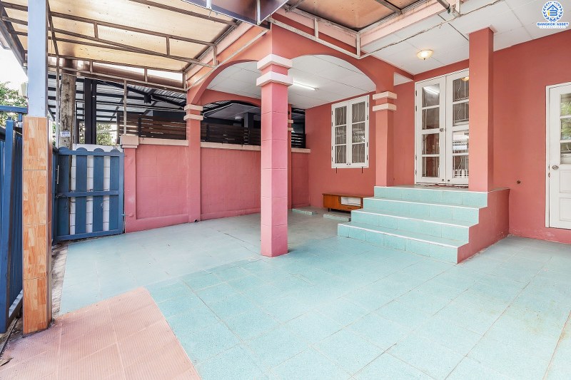 ทาวน์โฮม 3 ชั้น ทำเลย่านดอนเมือง! ม.เศรณี สรงประภา-ดอนเมือง (เนื้อที่ 27.6 ตร.ว.) บ้านพร้อมอยู่ เล่นระดับพื้นภายในแบ่งเป็นสัดส่วนชัดเจน! ฟังก์ชั่น 4นอน 3น้ำ พร้อมบิ้วอินท์ครัวเคาน์เตอร์ บนทำเลเดินทางสะดวก เข้า-ออกได้ทั้งสรงประภา , แจ้งวัฒนะ และวิภาวดี ใกล้สนามบินดอนเมือง , ทางด่วนศรีสมาน และรถไฟฟ้าสถานี "ดอนเมือง"