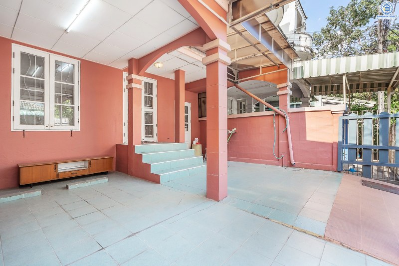 ทาวน์โฮม 3 ชั้น ทำเลย่านดอนเมือง! ม.เศรณี สรงประภา-ดอนเมือง (เนื้อที่ 27.6 ตร.ว.) บ้านพร้อมอยู่ เล่นระดับพื้นภายในแบ่งเป็นสัดส่วนชัดเจน! ฟังก์ชั่น 4นอน 3น้ำ พร้อมบิ้วอินท์ครัวเคาน์เตอร์ บนทำเลเดินทางสะดวก เข้า-ออกได้ทั้งสรงประภา , แจ้งวัฒนะ และวิภาวดี ใกล้สนามบินดอนเมือง , ทางด่วนศรีสมาน และรถไฟฟ้าสถานี "ดอนเมือง"