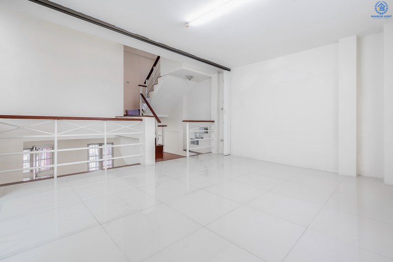 ทาวน์โฮม 3 ชั้น ทำเลย่านดอนเมือง! ม.เศรณี สรงประภา-ดอนเมือง (เนื้อที่ 27.6 ตร.ว.) บ้านพร้อมอยู่ เล่นระดับพื้นภายในแบ่งเป็นสัดส่วนชัดเจน! ฟังก์ชั่น 4นอน 3น้ำ พร้อมบิ้วอินท์ครัวเคาน์เตอร์ บนทำเลเดินทางสะดวก เข้า-ออกได้ทั้งสรงประภา , แจ้งวัฒนะ และวิภาวดี ใกล้สนามบินดอนเมือง , ทางด่วนศรีสมาน และรถไฟฟ้าสถานี "ดอนเมือง"