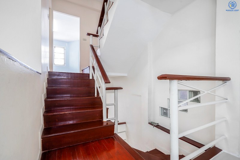 ทาวน์โฮม 3 ชั้น ทำเลย่านดอนเมือง! ม.เศรณี สรงประภา-ดอนเมือง (เนื้อที่ 27.6 ตร.ว.) บ้านพร้อมอยู่ เล่นระดับพื้นภายในแบ่งเป็นสัดส่วนชัดเจน! ฟังก์ชั่น 4นอน 3น้ำ พร้อมบิ้วอินท์ครัวเคาน์เตอร์ บนทำเลเดินทางสะดวก เข้า-ออกได้ทั้งสรงประภา , แจ้งวัฒนะ และวิภาวดี ใกล้สนามบินดอนเมือง , ทางด่วนศรีสมาน และรถไฟฟ้าสถานี "ดอนเมือง"