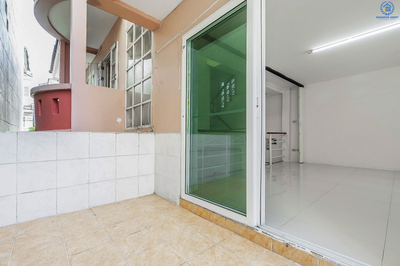 ทาวน์โฮม 3 ชั้น ทำเลย่านดอนเมือง! ม.เศรณี สรงประภา-ดอนเมือง (เนื้อที่ 27.6 ตร.ว.) บ้านพร้อมอยู่ เล่นระดับพื้นภายในแบ่งเป็นสัดส่วนชัดเจน! ฟังก์ชั่น 4นอน 3น้ำ พร้อมบิ้วอินท์ครัวเคาน์เตอร์ บนทำเลเดินทางสะดวก เข้า-ออกได้ทั้งสรงประภา , แจ้งวัฒนะ และวิภาวดี ใกล้สนามบินดอนเมือง , ทางด่วนศรีสมาน และรถไฟฟ้าสถานี "ดอนเมือง"