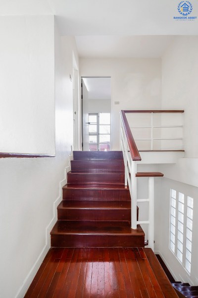 ทาวน์โฮม 3 ชั้น ทำเลย่านดอนเมือง! ม.เศรณี สรงประภา-ดอนเมือง (เนื้อที่ 27.6 ตร.ว.) บ้านพร้อมอยู่ เล่นระดับพื้นภายในแบ่งเป็นสัดส่วนชัดเจน! ฟังก์ชั่น 4นอน 3น้ำ พร้อมบิ้วอินท์ครัวเคาน์เตอร์ บนทำเลเดินทางสะดวก เข้า-ออกได้ทั้งสรงประภา , แจ้งวัฒนะ และวิภาวดี ใกล้สนามบินดอนเมือง , ทางด่วนศรีสมาน และรถไฟฟ้าสถานี "ดอนเมือง"