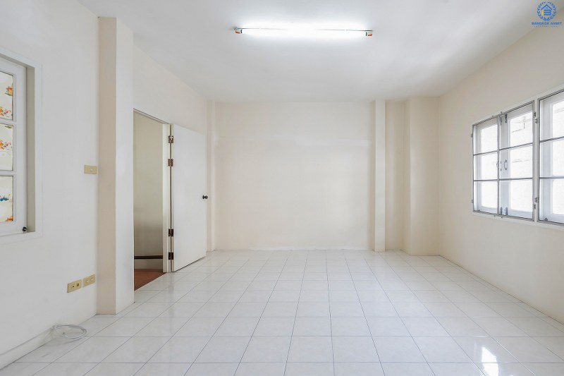 ทาวน์โฮม 3 ชั้น ทำเลย่านดอนเมือง! ม.เศรณี สรงประภา-ดอนเมือง (เนื้อที่ 27.6 ตร.ว.) บ้านพร้อมอยู่ เล่นระดับพื้นภายในแบ่งเป็นสัดส่วนชัดเจน! ฟังก์ชั่น 4นอน 3น้ำ พร้อมบิ้วอินท์ครัวเคาน์เตอร์ บนทำเลเดินทางสะดวก เข้า-ออกได้ทั้งสรงประภา , แจ้งวัฒนะ และวิภาวดี ใกล้สนามบินดอนเมือง , ทางด่วนศรีสมาน และรถไฟฟ้าสถานี "ดอนเมือง"