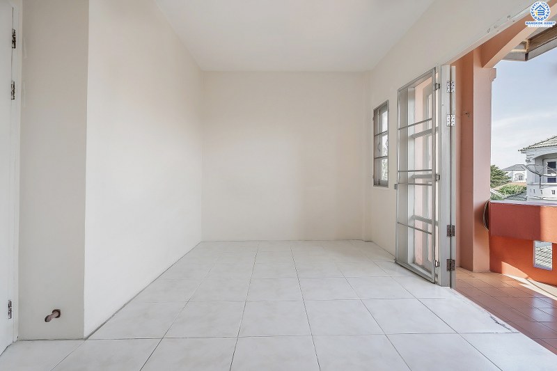 ทาวน์โฮม 3 ชั้น ทำเลย่านดอนเมือง! ม.เศรณี สรงประภา-ดอนเมือง (เนื้อที่ 27.6 ตร.ว.) บ้านพร้อมอยู่ เล่นระดับพื้นภายในแบ่งเป็นสัดส่วนชัดเจน! ฟังก์ชั่น 4นอน 3น้ำ พร้อมบิ้วอินท์ครัวเคาน์เตอร์ บนทำเลเดินทางสะดวก เข้า-ออกได้ทั้งสรงประภา , แจ้งวัฒนะ และวิภาวดี ใกล้สนามบินดอนเมือง , ทางด่วนศรีสมาน และรถไฟฟ้าสถานี "ดอนเมือง"