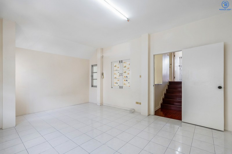 ทาวน์โฮม 3 ชั้น ทำเลย่านดอนเมือง! ม.เศรณี สรงประภา-ดอนเมือง (เนื้อที่ 27.6 ตร.ว.) บ้านพร้อมอยู่ เล่นระดับพื้นภายในแบ่งเป็นสัดส่วนชัดเจน! ฟังก์ชั่น 4นอน 3น้ำ พร้อมบิ้วอินท์ครัวเคาน์เตอร์ บนทำเลเดินทางสะดวก เข้า-ออกได้ทั้งสรงประภา , แจ้งวัฒนะ และวิภาวดี ใกล้สนามบินดอนเมือง , ทางด่วนศรีสมาน และรถไฟฟ้าสถานี "ดอนเมือง"