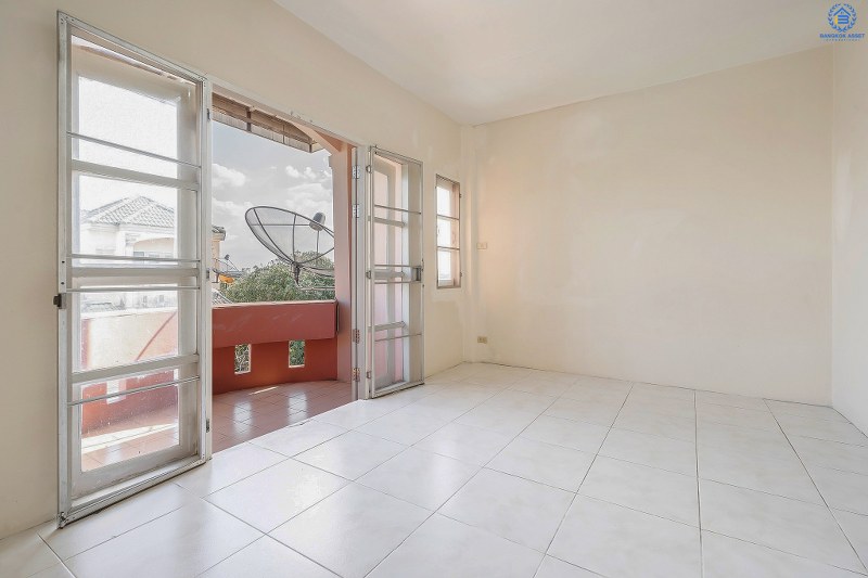 ทาวน์โฮม 3 ชั้น ทำเลย่านดอนเมือง! ม.เศรณี สรงประภา-ดอนเมือง (เนื้อที่ 27.6 ตร.ว.) บ้านพร้อมอยู่ เล่นระดับพื้นภายในแบ่งเป็นสัดส่วนชัดเจน! ฟังก์ชั่น 4นอน 3น้ำ พร้อมบิ้วอินท์ครัวเคาน์เตอร์ บนทำเลเดินทางสะดวก เข้า-ออกได้ทั้งสรงประภา , แจ้งวัฒนะ และวิภาวดี ใกล้สนามบินดอนเมือง , ทางด่วนศรีสมาน และรถไฟฟ้าสถานี "ดอนเมือง"