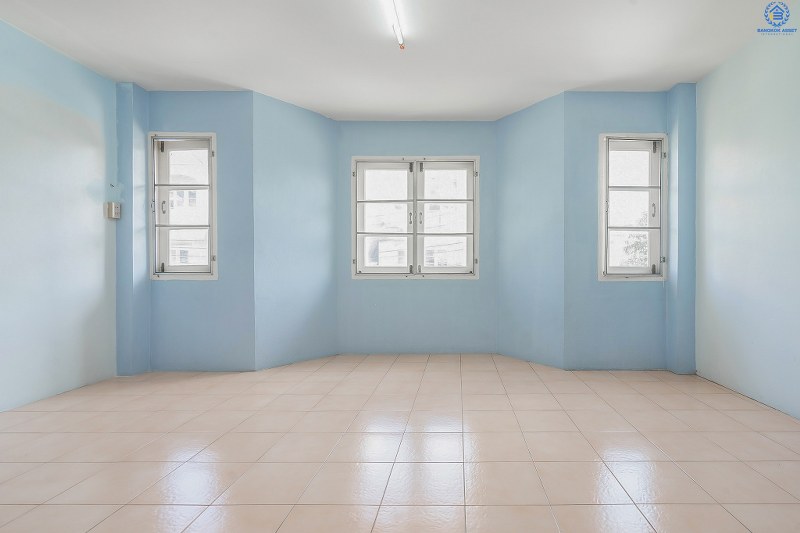 ทาวน์โฮม 3 ชั้น ทำเลย่านดอนเมือง! ม.เศรณี สรงประภา-ดอนเมือง (เนื้อที่ 27.6 ตร.ว.) บ้านพร้อมอยู่ เล่นระดับพื้นภายในแบ่งเป็นสัดส่วนชัดเจน! ฟังก์ชั่น 4นอน 3น้ำ พร้อมบิ้วอินท์ครัวเคาน์เตอร์ บนทำเลเดินทางสะดวก เข้า-ออกได้ทั้งสรงประภา , แจ้งวัฒนะ และวิภาวดี ใกล้สนามบินดอนเมือง , ทางด่วนศรีสมาน และรถไฟฟ้าสถานี "ดอนเมือง"