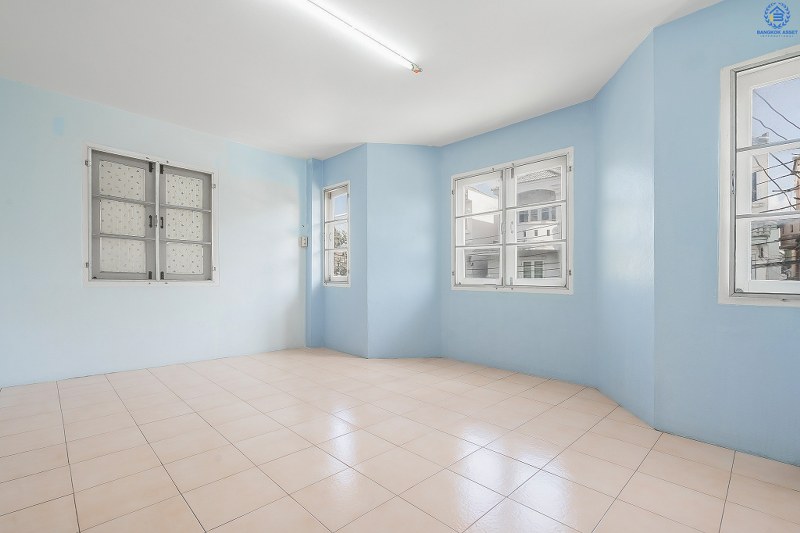 ทาวน์โฮม 3 ชั้น ทำเลย่านดอนเมือง! ม.เศรณี สรงประภา-ดอนเมือง (เนื้อที่ 27.6 ตร.ว.) บ้านพร้อมอยู่ เล่นระดับพื้นภายในแบ่งเป็นสัดส่วนชัดเจน! ฟังก์ชั่น 4นอน 3น้ำ พร้อมบิ้วอินท์ครัวเคาน์เตอร์ บนทำเลเดินทางสะดวก เข้า-ออกได้ทั้งสรงประภา , แจ้งวัฒนะ และวิภาวดี ใกล้สนามบินดอนเมือง , ทางด่วนศรีสมาน และรถไฟฟ้าสถานี "ดอนเมือง"