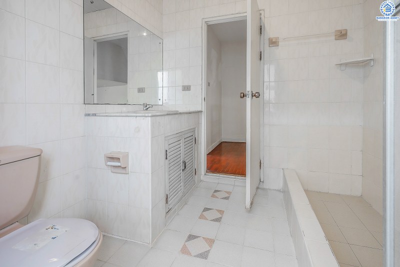 ทาวน์โฮม 3 ชั้น ทำเลย่านดอนเมือง! ม.เศรณี สรงประภา-ดอนเมือง (เนื้อที่ 27.6 ตร.ว.) บ้านพร้อมอยู่ เล่นระดับพื้นภายในแบ่งเป็นสัดส่วนชัดเจน! ฟังก์ชั่น 4นอน 3น้ำ พร้อมบิ้วอินท์ครัวเคาน์เตอร์ บนทำเลเดินทางสะดวก เข้า-ออกได้ทั้งสรงประภา , แจ้งวัฒนะ และวิภาวดี ใกล้สนามบินดอนเมือง , ทางด่วนศรีสมาน และรถไฟฟ้าสถานี "ดอนเมือง"