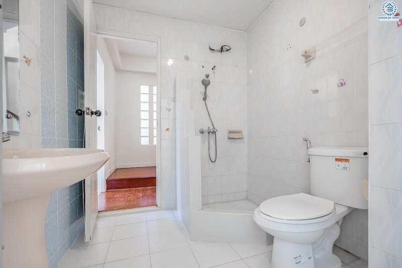 ทาวน์โฮม 3 ชั้น ทำเลย่านดอนเมือง! ม.เศรณี สรงประภา-ดอนเมือง (เนื้อที่ 27.6 ตร.ว.) บ้านพร้อมอยู่ เล่นระดับพื้นภายในแบ่งเป็นสัดส่วนชัดเจน! ฟังก์ชั่น 4นอน 3น้ำ พร้อมบิ้วอินท์ครัวเคาน์เตอร์ บนทำเลเดินทางสะดวก เข้า-ออกได้ทั้งสรงประภา , แจ้งวัฒนะ และวิภาวดี ใกล้สนามบินดอนเมือง , ทางด่วนศรีสมาน และรถไฟฟ้าสถานี "ดอนเมือง"