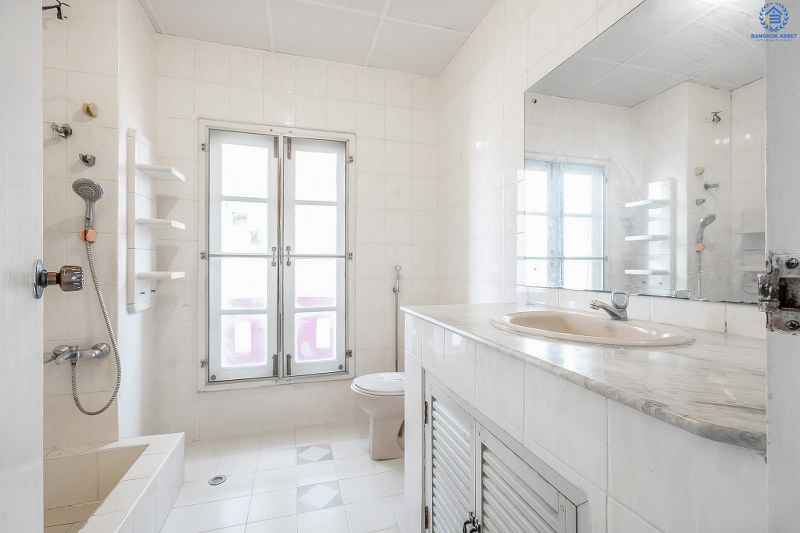 ทาวน์โฮม 3 ชั้น ทำเลย่านดอนเมือง! ม.เศรณี สรงประภา-ดอนเมือง (เนื้อที่ 27.6 ตร.ว.) บ้านพร้อมอยู่ เล่นระดับพื้นภายในแบ่งเป็นสัดส่วนชัดเจน! ฟังก์ชั่น 4นอน 3น้ำ พร้อมบิ้วอินท์ครัวเคาน์เตอร์ บนทำเลเดินทางสะดวก เข้า-ออกได้ทั้งสรงประภา , แจ้งวัฒนะ และวิภาวดี ใกล้สนามบินดอนเมือง , ทางด่วนศรีสมาน และรถไฟฟ้าสถานี "ดอนเมือง"