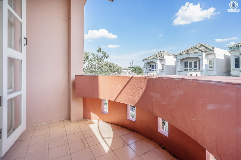 ทาวน์โฮม 3 ชั้น ทำเลย่านดอนเมือง! ม.เศรณี สรงประภา-ดอนเมือง (เนื้อที่ 27.6 ตร.ว.) บ้านพร้อมอยู่ เล่นระดับพื้นภายในแบ่งเป็นสัดส่วนชัดเจน! ฟังก์ชั่น 4นอน 3น้ำ พร้อมบิ้วอินท์ครัวเคาน์เตอร์ บนทำเลเดินทางสะดวก เข้า-ออกได้ทั้งสรงประภา , แจ้งวัฒนะ และวิภาวดี ใกล้สนามบินดอนเมือง , ทางด่วนศรีสมาน และรถไฟฟ้าสถานี "ดอนเมือง"