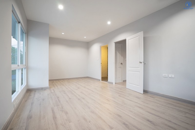 บ้านมือสองตกแต่งใหม่ ม.พฤกษ์ลดา2 (บางใหญ่-เซ็นทรัลเวสต์เกต) บ้านเดี่ยวคุณภาพแบรนด์ L&H หน้าบ้านไม่ชนใคร ตกแต่งพร้อมอยู่! ดีไซน์ที่ลงตัว พื้นที่กว้างขวาง สามารถรองรับกับทุกความสุขได้อย่างจุใจ ฟังก์ชั่น 3นอน 2น้ำ 2ที่จอดรถในร่ม พร้อมคุณภาพชีวิตที่เหนือกว่า บนเส้นทางสายหลัก "กาญจนาภิเษก" ใกล้เซ็นทรัลเวสต์เกต และรถไฟฟ้าสถานี "คลองบางไผ่"