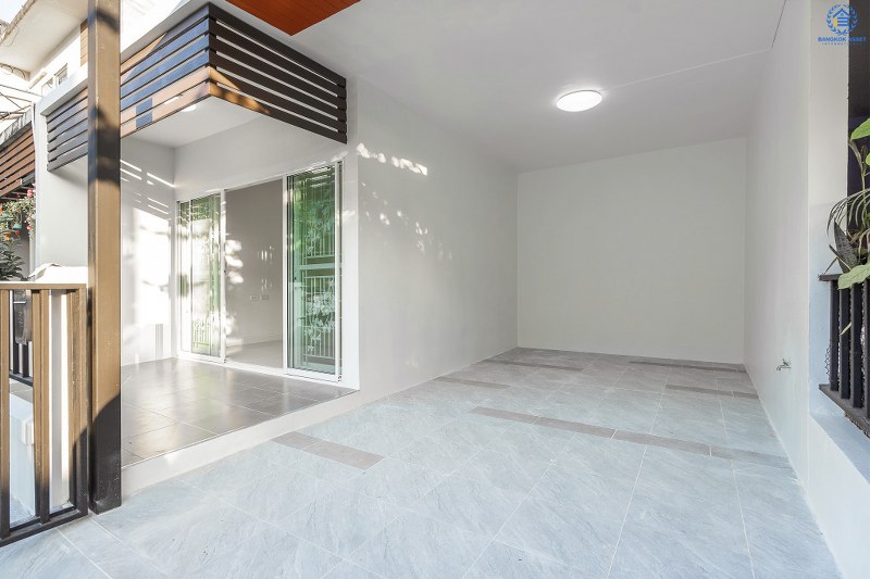 บ้านมือสองตกแต่งใหม่ ม.เดอะคัลเลอร์ ติวานนท์-แจ้งวัฒนะ ตรงข้ามตลาดดวงแก้ว สุดคุ้ม! กับบ้านพร้อมอยู่ เนื้อที่ 17.5 ตร.ว. ดีไซน์ทันสมัย ภายในกว้างขวาง ฟังก์ชั่นครบ! 3นอน 2น้ำ มีครัวเคาน์เตอร์+แอร์ 1 เครื่อง หน้าโครงการติดถ.ติวานนท์ ใกล้รถไฟฟ้าสายสีชมพู ,เมืองทองธานี และจุดขึ้นทางด่วน "แจ้งวัฒนะ"