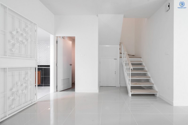 บ้านมือสองตกแต่งใหม่ ม.เดอะคัลเลอร์ ติวานนท์-แจ้งวัฒนะ ตรงข้ามตลาดดวงแก้ว สุดคุ้ม! กับบ้านพร้อมอยู่ เนื้อที่ 17.5 ตร.ว. ดีไซน์ทันสมัย ภายในกว้างขวาง ฟังก์ชั่นครบ! 3นอน 2น้ำ มีครัวเคาน์เตอร์+แอร์ 1 เครื่อง หน้าโครงการติดถ.ติวานนท์ ใกล้รถไฟฟ้าสายสีชมพู ,เมืองทองธานี และจุดขึ้นทางด่วน "แจ้งวัฒนะ"