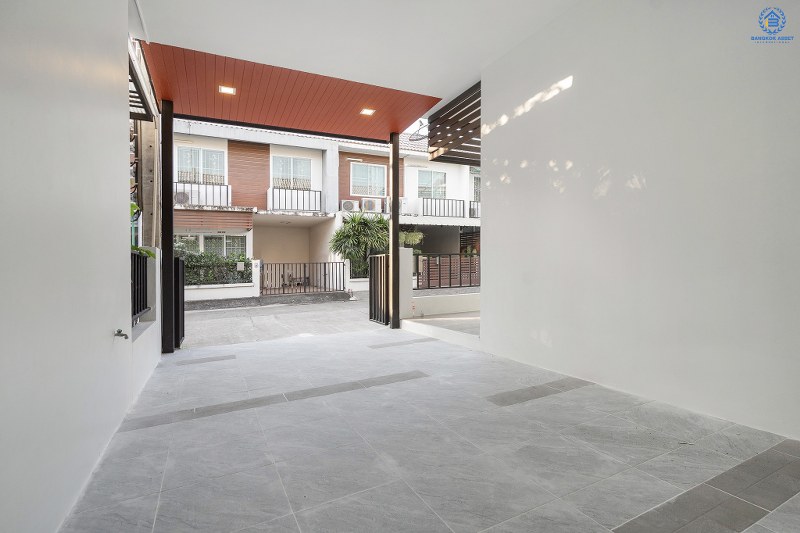 บ้านมือสองตกแต่งใหม่ ม.เดอะคัลเลอร์ ติวานนท์-แจ้งวัฒนะ ตรงข้ามตลาดดวงแก้ว สุดคุ้ม! กับบ้านพร้อมอยู่ เนื้อที่ 17.5 ตร.ว. ดีไซน์ทันสมัย ภายในกว้างขวาง ฟังก์ชั่นครบ! 3นอน 2น้ำ มีครัวเคาน์เตอร์+แอร์ 1 เครื่อง หน้าโครงการติดถ.ติวานนท์ ใกล้รถไฟฟ้าสายสีชมพู ,เมืองทองธานี และจุดขึ้นทางด่วน "แจ้งวัฒนะ"