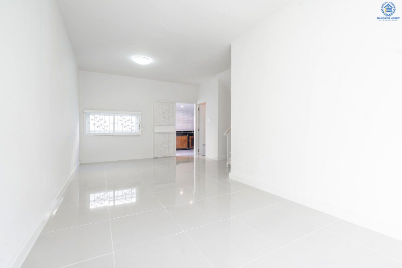 บ้านมือสองตกแต่งใหม่ ม.เดอะคัลเลอร์ ติวานนท์-แจ้งวัฒนะ ตรงข้ามตลาดดวงแก้ว สุดคุ้ม! กับบ้านพร้อมอยู่ เนื้อที่ 17.5 ตร.ว. ดีไซน์ทันสมัย ภายในกว้างขวาง ฟังก์ชั่นครบ! 3นอน 2น้ำ มีครัวเคาน์เตอร์+แอร์ 1 เครื่อง หน้าโครงการติดถ.ติวานนท์ ใกล้รถไฟฟ้าสายสีชมพู ,เมืองทองธานี และจุดขึ้นทางด่วน "แจ้งวัฒนะ"