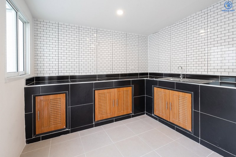 บ้านมือสองตกแต่งใหม่ ม.เดอะคัลเลอร์ ติวานนท์-แจ้งวัฒนะ ตรงข้ามตลาดดวงแก้ว สุดคุ้ม! กับบ้านพร้อมอยู่ เนื้อที่ 17.5 ตร.ว. ดีไซน์ทันสมัย ภายในกว้างขวาง ฟังก์ชั่นครบ! 3นอน 2น้ำ มีครัวเคาน์เตอร์+แอร์ 1 เครื่อง หน้าโครงการติดถ.ติวานนท์ ใกล้รถไฟฟ้าสายสีชมพู ,เมืองทองธานี และจุดขึ้นทางด่วน "แจ้งวัฒนะ"