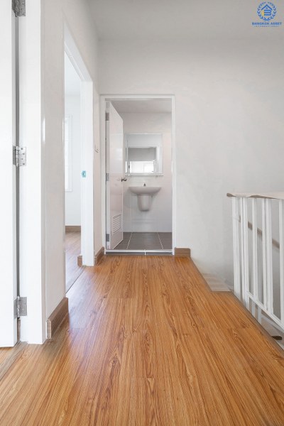 บ้านมือสองตกแต่งใหม่ ม.เดอะคัลเลอร์ ติวานนท์-แจ้งวัฒนะ ตรงข้ามตลาดดวงแก้ว สุดคุ้ม! กับบ้านพร้อมอยู่ เนื้อที่ 17.5 ตร.ว. ดีไซน์ทันสมัย ภายในกว้างขวาง ฟังก์ชั่นครบ! 3นอน 2น้ำ มีครัวเคาน์เตอร์+แอร์ 1 เครื่อง หน้าโครงการติดถ.ติวานนท์ ใกล้รถไฟฟ้าสายสีชมพู ,เมืองทองธานี และจุดขึ้นทางด่วน "แจ้งวัฒนะ"