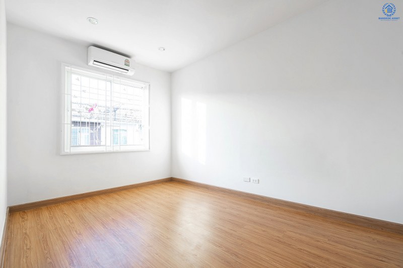 บ้านมือสองตกแต่งใหม่ ม.เดอะคัลเลอร์ ติวานนท์-แจ้งวัฒนะ ตรงข้ามตลาดดวงแก้ว สุดคุ้ม! กับบ้านพร้อมอยู่ เนื้อที่ 17.5 ตร.ว. ดีไซน์ทันสมัย ภายในกว้างขวาง ฟังก์ชั่นครบ! 3นอน 2น้ำ มีครัวเคาน์เตอร์+แอร์ 1 เครื่อง หน้าโครงการติดถ.ติวานนท์ ใกล้รถไฟฟ้าสายสีชมพู ,เมืองทองธานี และจุดขึ้นทางด่วน "แจ้งวัฒนะ"