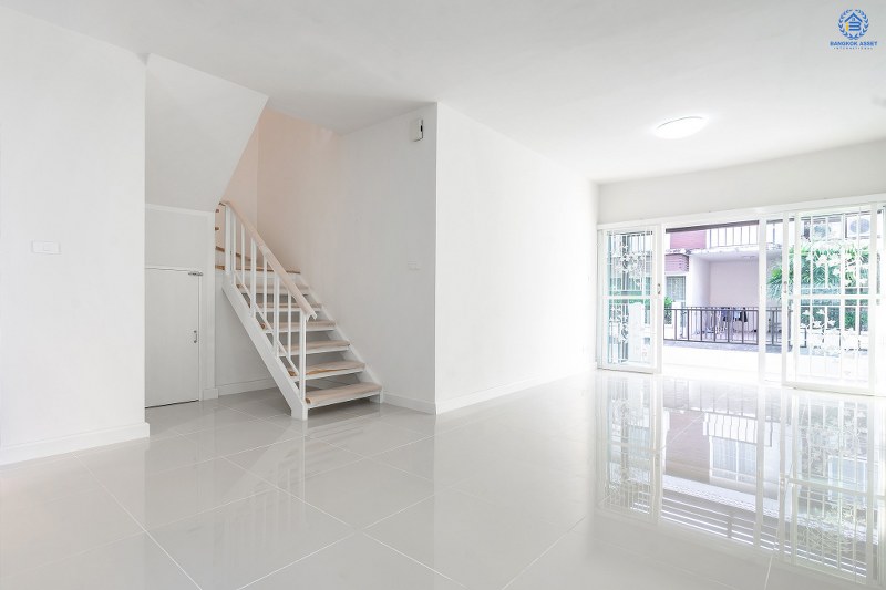 บ้านมือสองตกแต่งใหม่ ม.เดอะคัลเลอร์ ติวานนท์-แจ้งวัฒนะ ตรงข้ามตลาดดวงแก้ว สุดคุ้ม! กับบ้านพร้อมอยู่ เนื้อที่ 17.5 ตร.ว. ดีไซน์ทันสมัย ภายในกว้างขวาง ฟังก์ชั่นครบ! 3นอน 2น้ำ มีครัวเคาน์เตอร์+แอร์ 1 เครื่อง หน้าโครงการติดถ.ติวานนท์ ใกล้รถไฟฟ้าสายสีชมพู ,เมืองทองธานี และจุดขึ้นทางด่วน "แจ้งวัฒนะ"