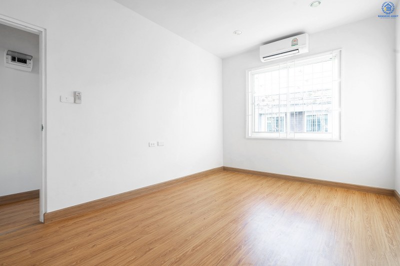 บ้านมือสองตกแต่งใหม่ ม.เดอะคัลเลอร์ ติวานนท์-แจ้งวัฒนะ ตรงข้ามตลาดดวงแก้ว สุดคุ้ม! กับบ้านพร้อมอยู่ เนื้อที่ 17.5 ตร.ว. ดีไซน์ทันสมัย ภายในกว้างขวาง ฟังก์ชั่นครบ! 3นอน 2น้ำ มีครัวเคาน์เตอร์+แอร์ 1 เครื่อง หน้าโครงการติดถ.ติวานนท์ ใกล้รถไฟฟ้าสายสีชมพู ,เมืองทองธานี และจุดขึ้นทางด่วน "แจ้งวัฒนะ"