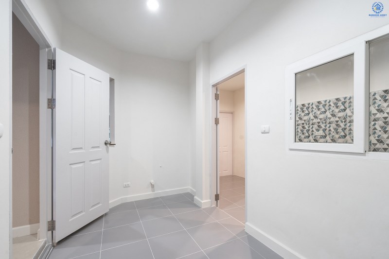 บ้านมือสองตกแต่งใหม่ ม.เพอร์เฟคเพลส รัตนาธิเบศร์ (เนื้อที่ 53 ตร.ว.) บ้านดีไซน์ทันสมัย หลังใหญ่พร้อมอยู่ ฟังก์ชั่น 3 ห้องนอน 3 ห้องน้ำ 2 ที่จอดรถ ภายในโปร่งโล่งสบาย กับที่สุดแห่งทำเลโซนเมือง ที่เชื่อมสู่หลายเส้นทาง หน้าโครงการติดถ.รัตนาธิเบศร์ เพียง 400 เมตร ถึงรถไฟฟ้าสถานี "ไทรม้า"